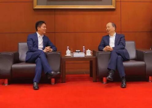 中國工商銀行董事長易會滿和京東集團董事局主席兼首席執(zhí)行官劉強東見證了雙方合作協(xié)議的簽署。 