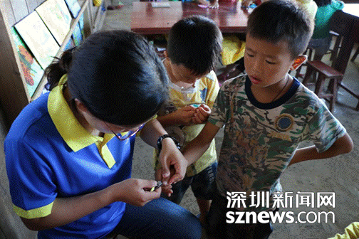 說明:為當地孩子剪指甲、洗臉